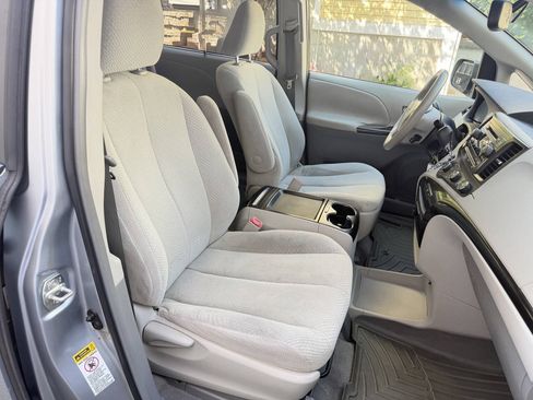 Used 2011 Toyota Sienna LE w/ Towing Pkg FWD image 14