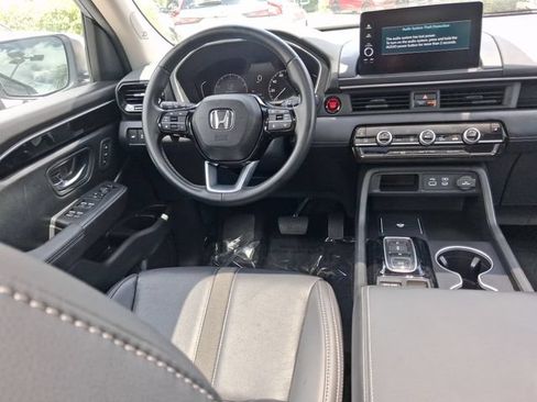 Used 2025 Honda Pilot Touring image 8