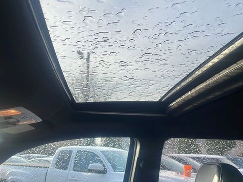 Used 2018 Toyota Tacoma TRD Sport image 17