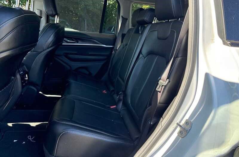 Used 2023 Jeep Grand Cherokee Limited AWD/4WD image 7