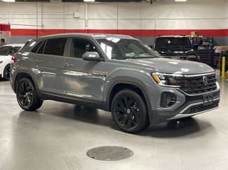 Used 2024 Volkswagen Atlas Cross Sport SE w/ Black Wheel Package video 2