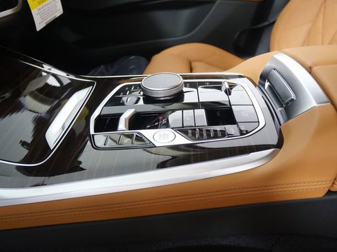 Used 2026 BMW X7 xDrive40i w/ Premium Package image 23