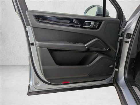 Certified 2023 Porsche Cayenne Platinum Edition AWD/4WD image 13