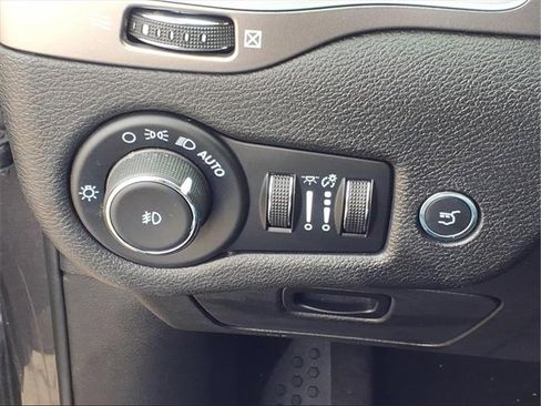 Used 2021 Jeep Cherokee Latitude Lux w/ Comfort/Convenience Group image 20