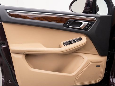 Certified 2023 Porsche Macan image 14