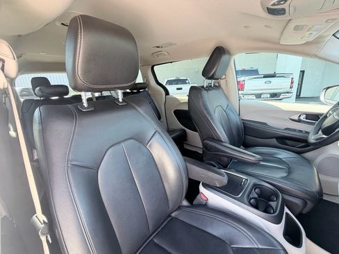 Used 2022 Chrysler Pacifica Touring-L FWD image 26