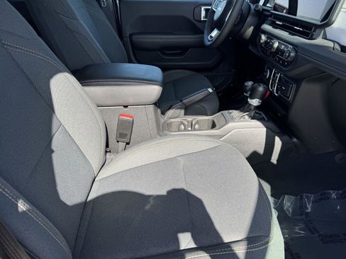 Certified 2025 Jeep Wrangler Unlimited Sahara w/ Safety Group AWD/4WD image 9