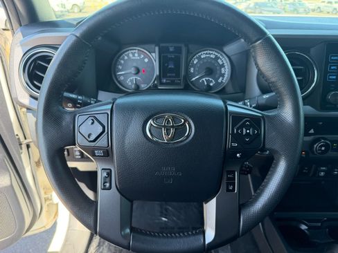 Used 2018 Toyota Tacoma TRD Off-Road w/ Technology Package AWD/4WD image 19