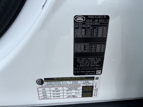 Used 2025 Land Rover Defender 110 S image 17