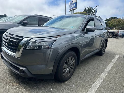 Used 2024 Nissan Pathfinder SV w/ SV Premium Package FWD image 3