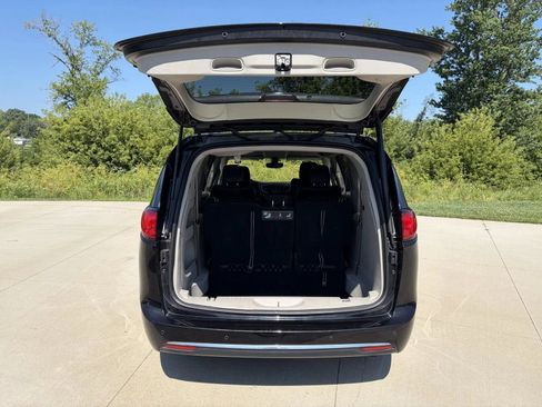 Used 2018 Chrysler Pacifica Touring-L w/ Tire & Wheel Group FWD image 26