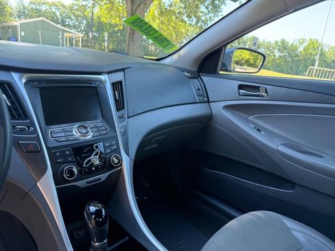 Used 2013 Hyundai Sonata SE w/ Navigation & Sunroof Pkg FWD image 12