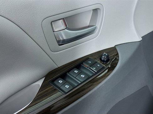 Used 2015 Toyota Sienna XLE w/ XLE Navigation Package FWD image 23