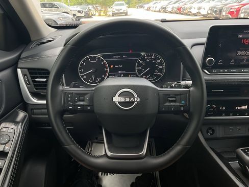 Used 2025 Nissan Rogue SV FWD image 32