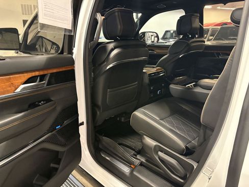 Used 2023 Jeep Grand Wagoneer Series III AWD/4WD image 33