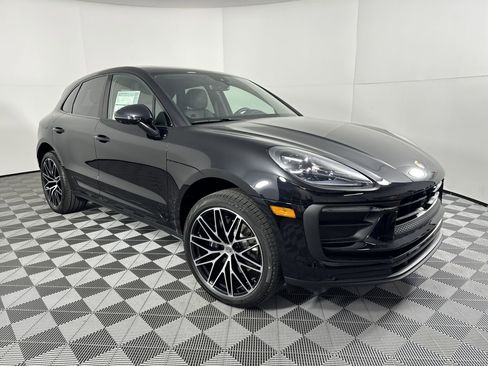 Certified 2025 Porsche Macan image 9