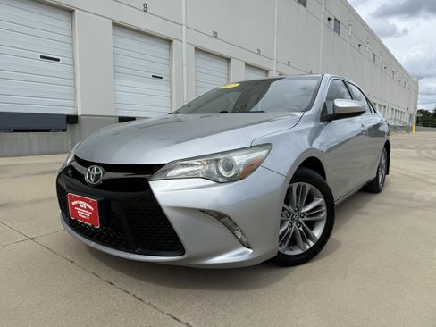 Used 2017 Toyota Camry SE w/ Moonroof Package FWD image 2