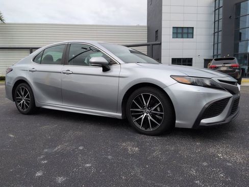 Used 2023 Toyota Camry SE image 2