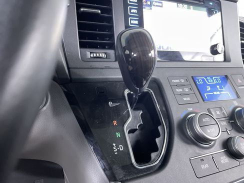Used 2017 Toyota Sienna XLE Premium AWD/4WD image 18