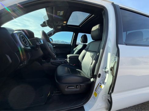 Used 2023 Toyota Tacoma TRD Off-Road w/ TRD Premium Off Road Package image 21