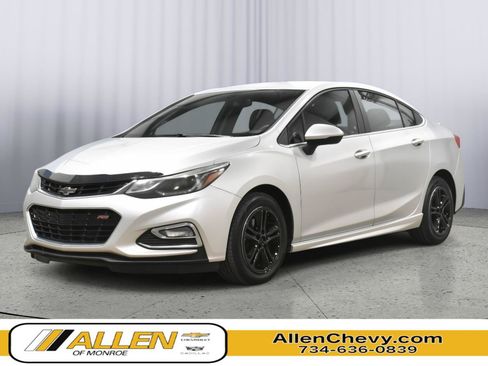 Used 2017 Chevrolet Cruze LT w/ LT Convenience Package FWD image 1
