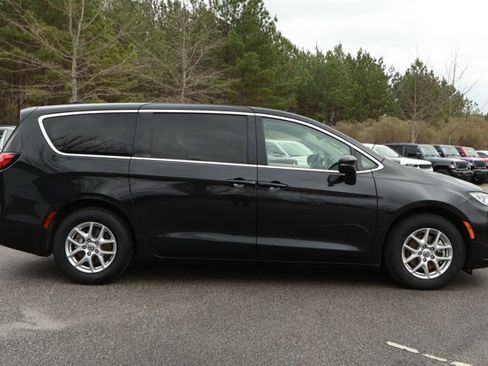 Used 2023 Chrysler Pacifica Touring-L image 4
