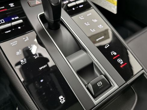 New 2025 Porsche Macan image 30