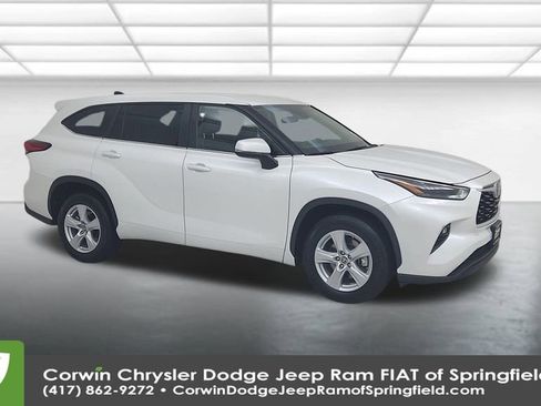 Used 2023 Toyota Highlander LE image 2