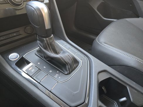 Used 2021 Volkswagen Tiguan SE image 22