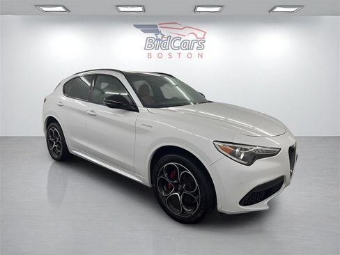 Used 2022 Alfa Romeo Stelvio Veloce image 3