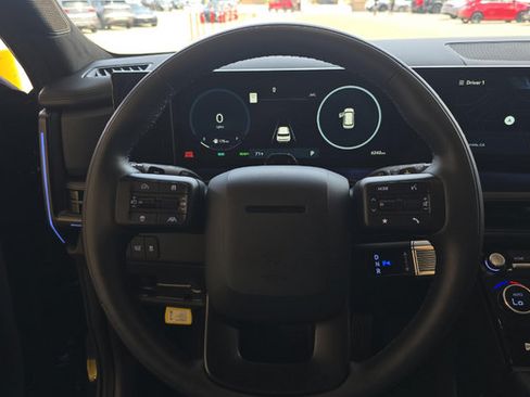 Used 2025 Hyundai Santa Fe Calligraphy AWD/4WD image 7