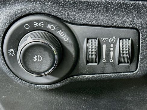 Used 2018 Jeep Compass Latitude w/ Popular Equipment Group FWD image 17