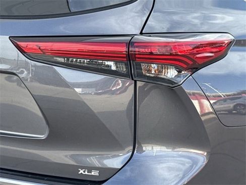 Used 2023 Toyota Highlander XLE image 7
