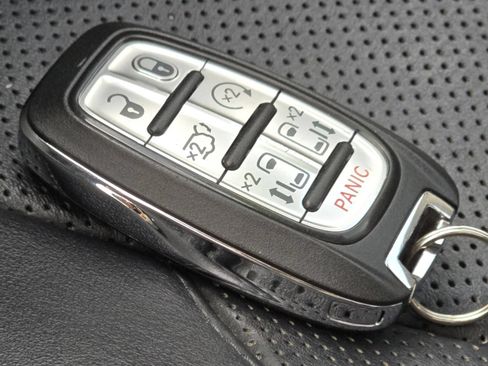 Used 2020 Chrysler Pacifica Limited FWD image 36