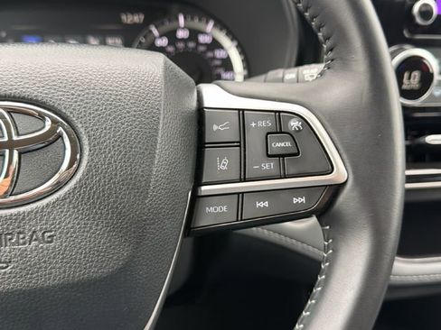 Certified 2025 Toyota Highlander LE FWD image 27