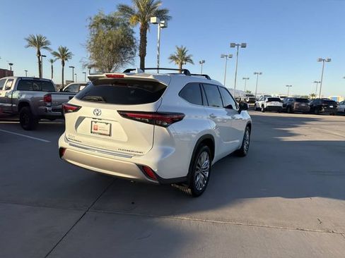 Certified 2024 Toyota Highlander Platinum AWD/4WD image 5