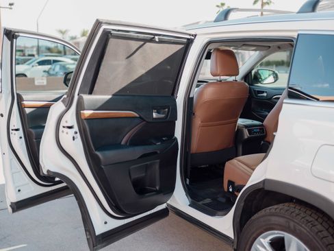 Used 2019 Toyota Highlander Limited w/ Carpet Mat Package (TMS) FWD image 11