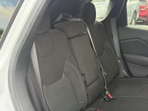 Used 2019 Jeep Cherokee Latitude w/ Popular Appearance Group FWD image 31