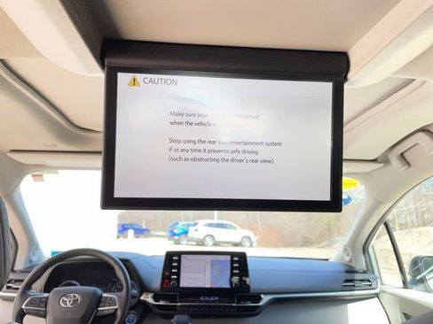 Used 2022 Toyota Sienna Limited image 25