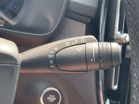 Used 2025 Volvo XC40 B5 Plus image 32