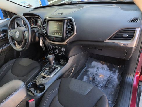 Used 2017 Jeep Cherokee Latitude w/ Cold Weather Group image 28