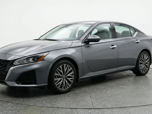 Used 2025 Nissan Altima 2.5 SV FWD image 3