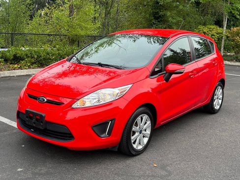 Used 2013 Ford Fiesta SE FWD image 1