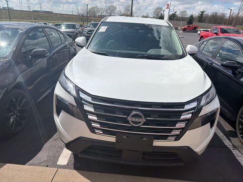 Used 2025 Nissan Rogue SV image 4