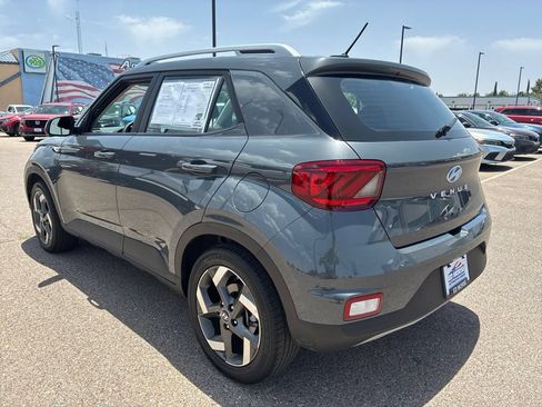 Used 2025 Hyundai Venue SEL FWD image 3