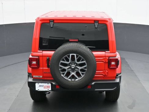 Used 2025 Jeep Wrangler Unlimited Sahara AWD/4WD image 20