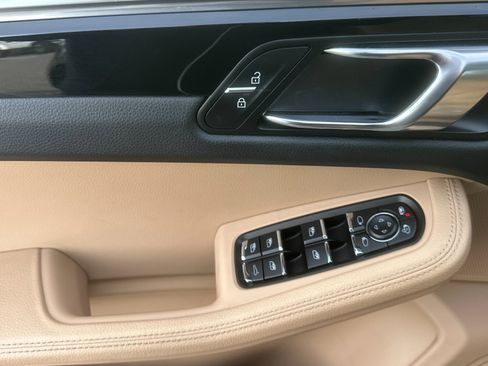 Used 2021 Porsche Macan image 11