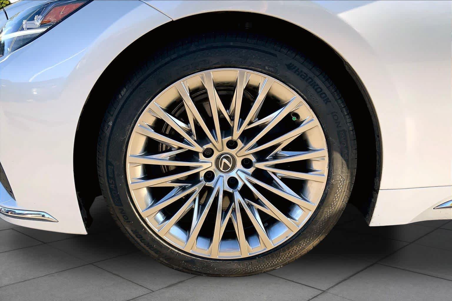 Used 2024 Lexus LS 500 w/ Interior Upgrade Package RWD image 10
