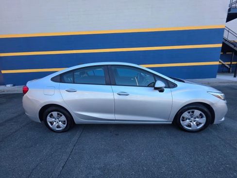 Used 2018 Chevrolet Cruze LS image 4