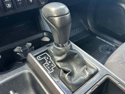 Used 2019 Toyota Tacoma TRD Off-Road w/ Technology Package AWD/4WD image 17